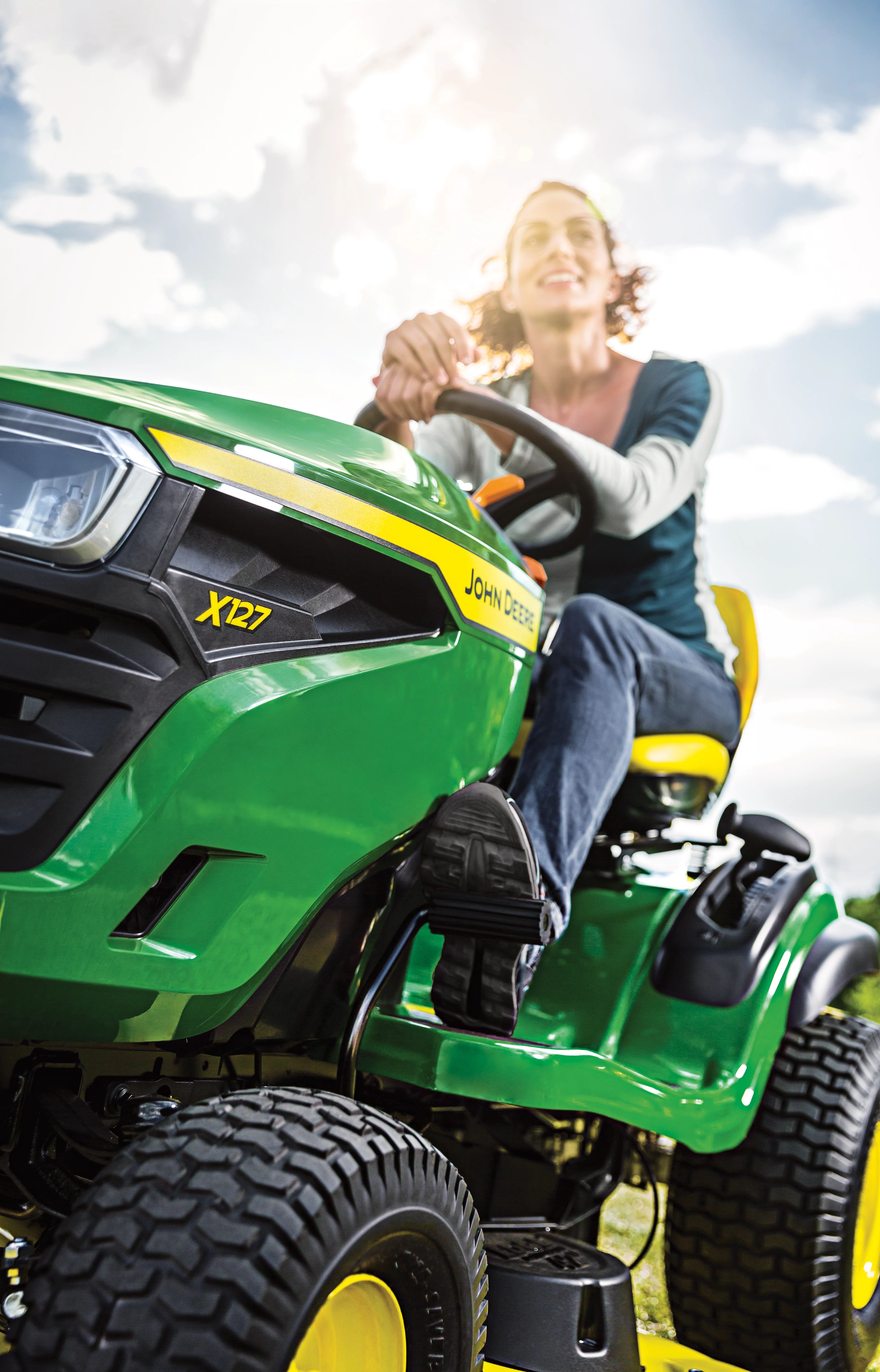 John Deere X100 Series Lawn Tractors