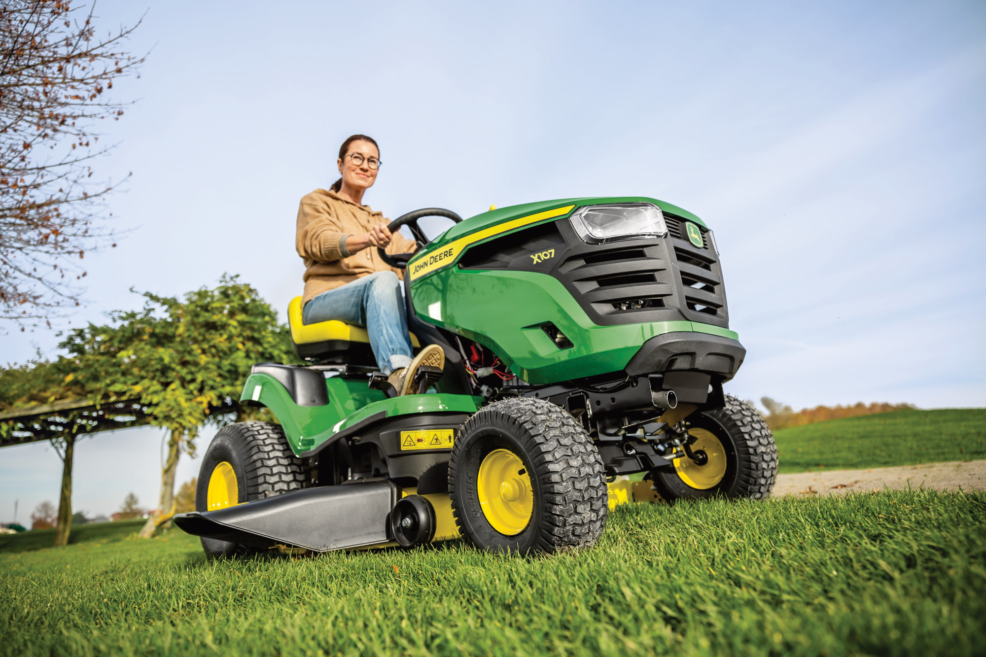 John Deere updates ride-on mowers for 2021