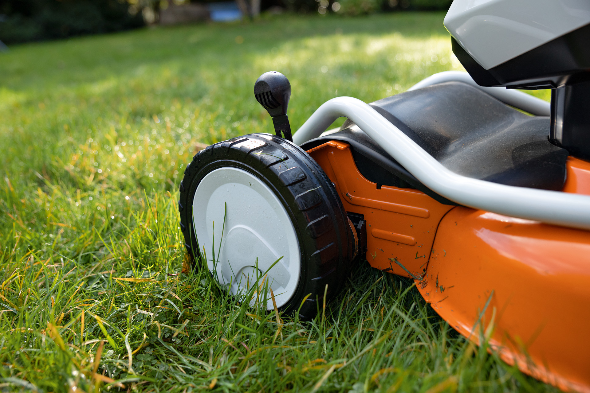 Balmers GM Guide to Buying a Lawn Mower