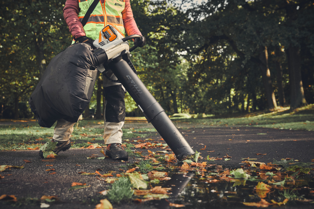 STIHL BATTERY-POWERED LEAF CLEARING TOOLS FOR PROFESSIONALS STIHL BATTERY-POWERED LEAF CLEARING TOOLS FOR PROFESSIONALS