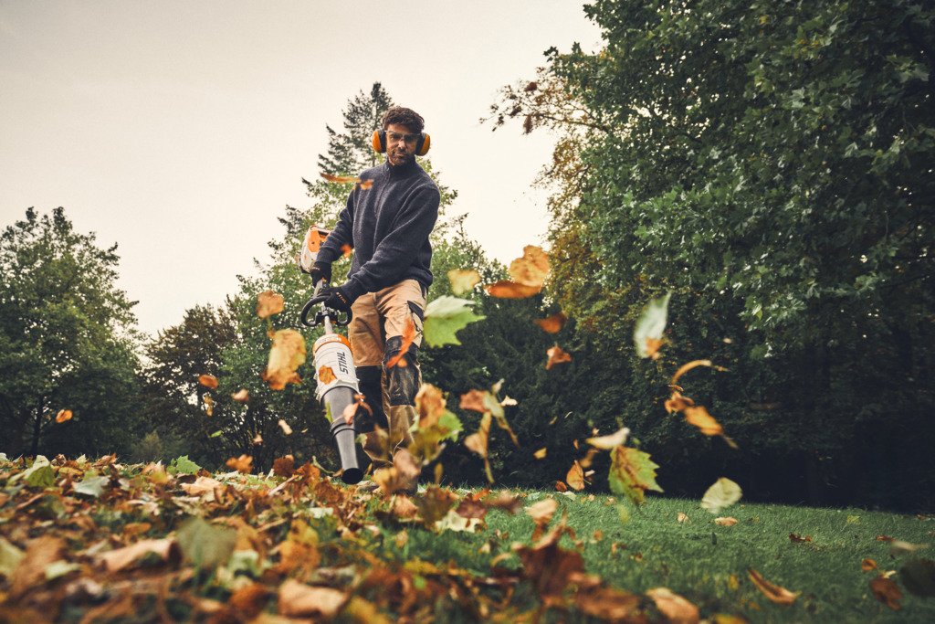 STIHL BATTERY-POWERED LEAF CLEARING TOOLS FOR PROFESSIONALS STIHL BATTERY-POWERED LEAF CLEARING TOOLS FOR PROFESSIONALS