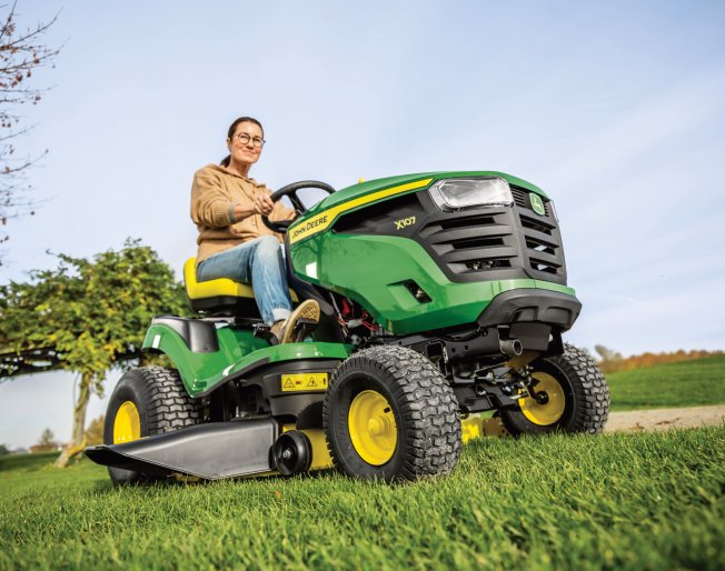 John Deere updates ride-on mowers for 2021