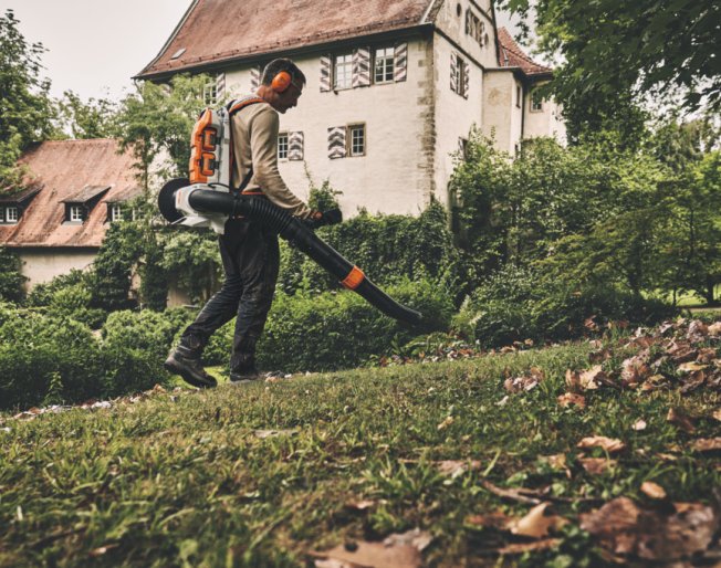 STIHL BATTERY-POWERED LEAF CLEARING TOOLS FOR PROFESSIONALS