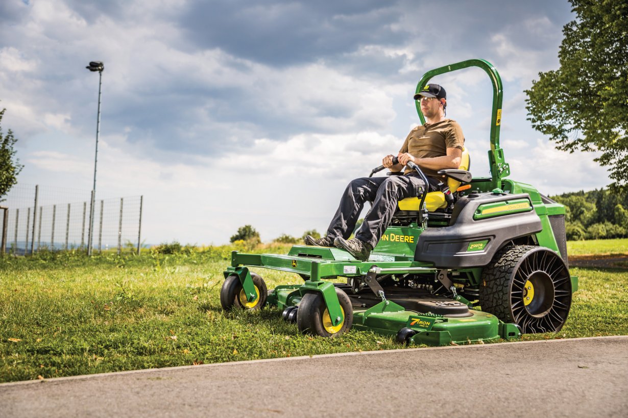 John Deere Z997R Zero-Turn Mower John Deere Z997R Zero-Turn Mower