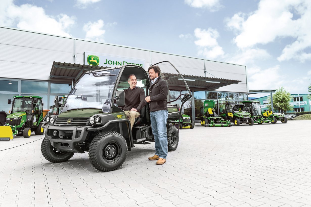 John Deere XUV855D Gator in black and olive