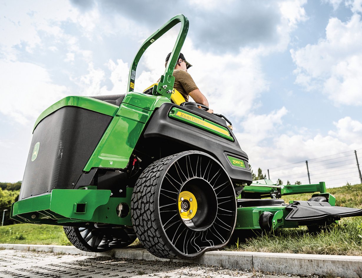 John Deere Commercial Zero Turn ZTrak Mowers