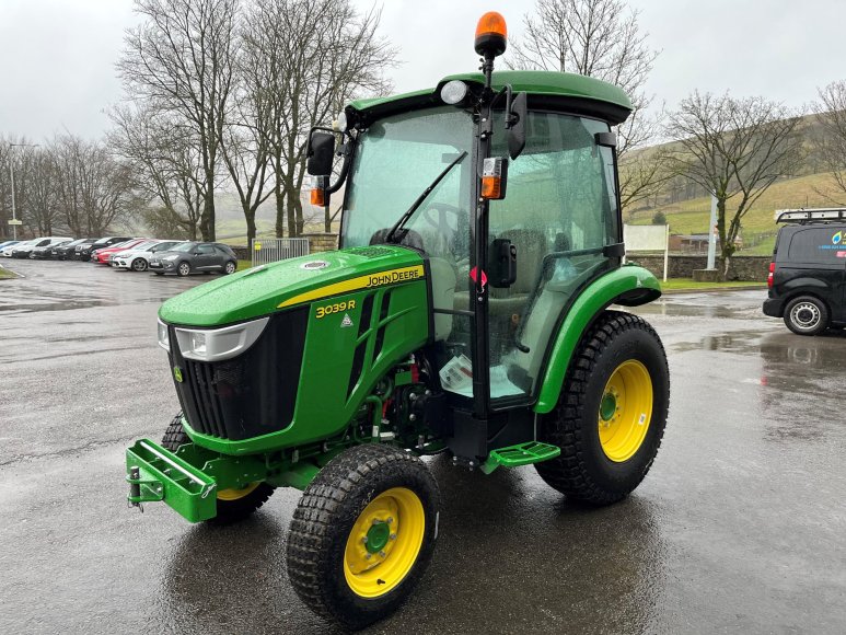 John Deere 3039R Compact Tractor 