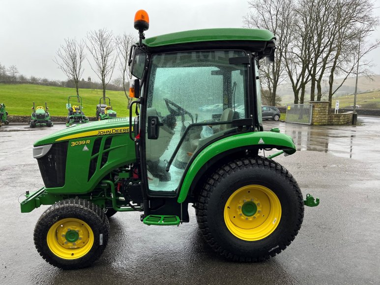 John Deere 3039R Compact Tractor 