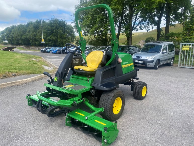 John Deere 8400 Triple Mower