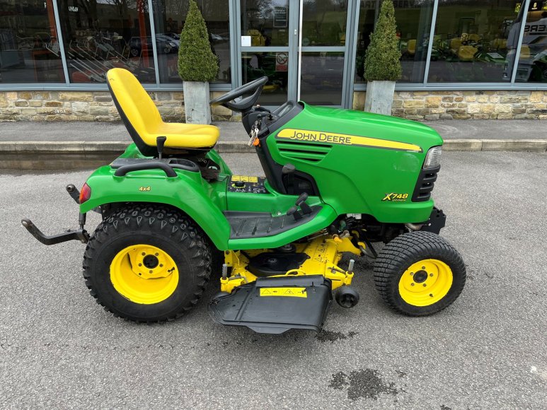 John Deere X748 Lawn Tractor