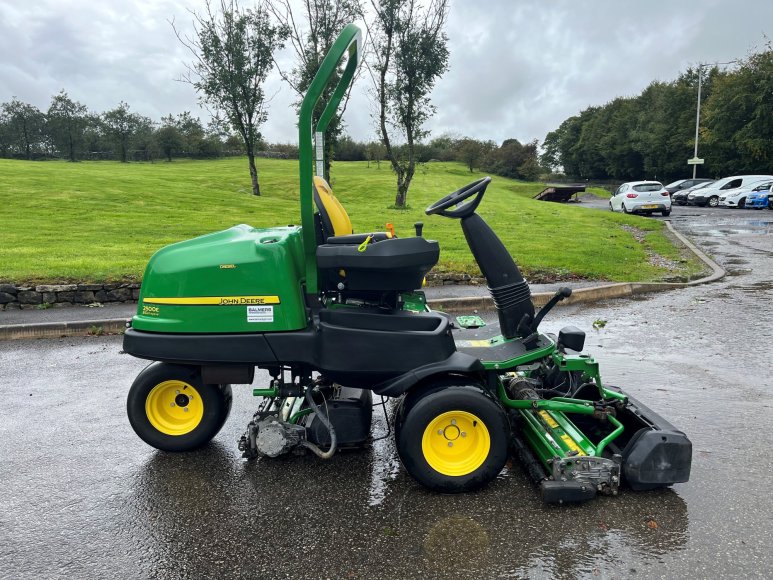 John Deere 2500E Greens Mower