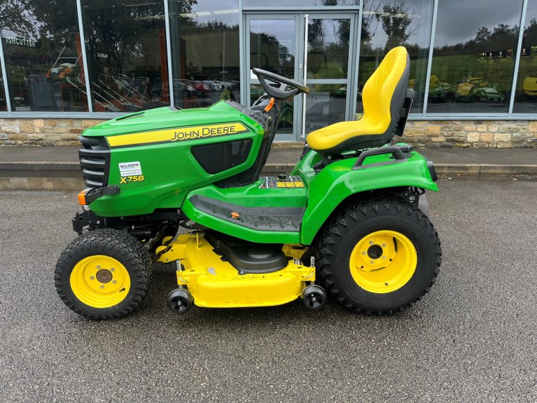 John Deere X758 Lawn Tractor 