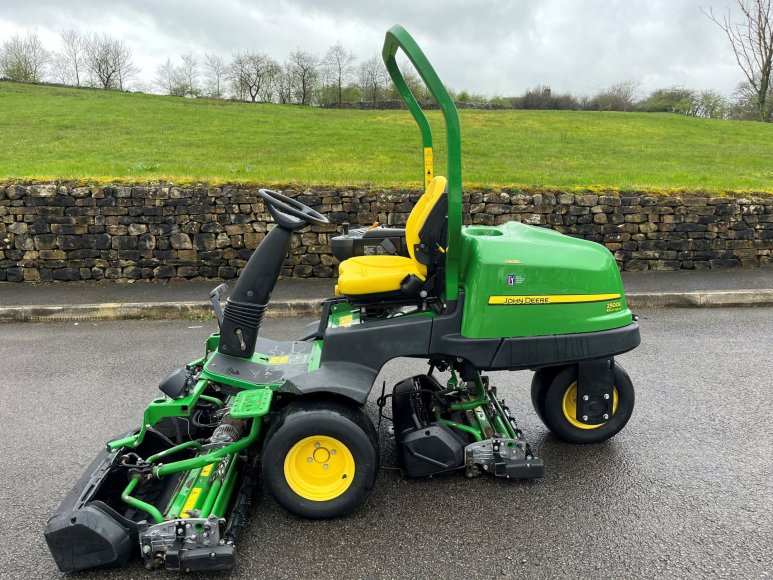 John Deere 2500E Greens Mower