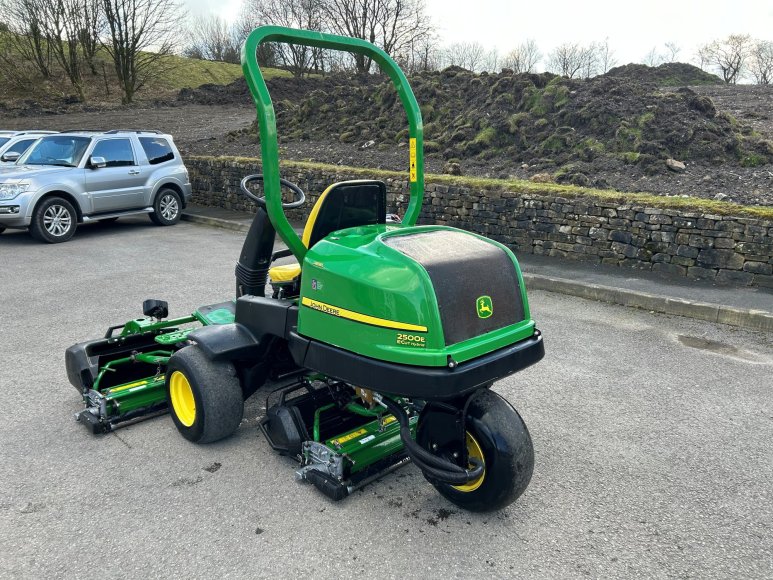 John Deere 2500E Greens Mower