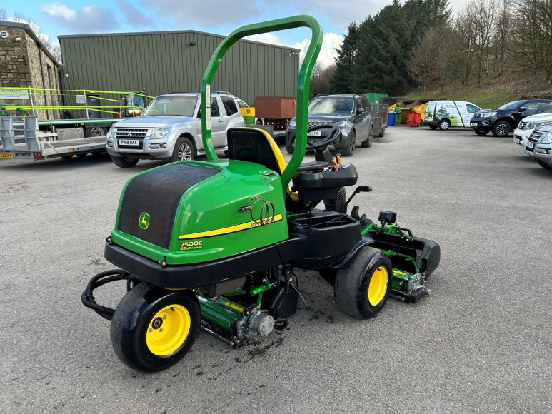 John Deere 2500E Greens Mower