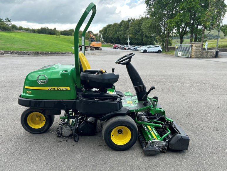 John Deere 2550 Greens Mower