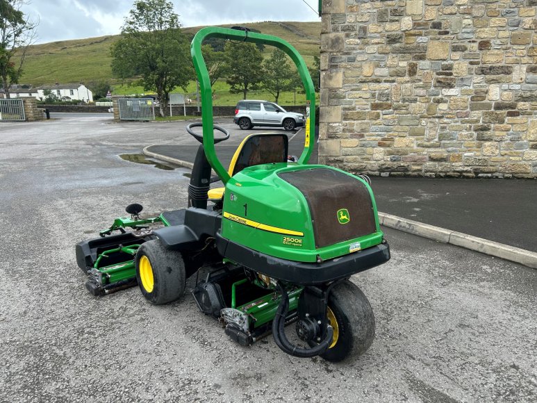 John Deere 2500E Greens Mower