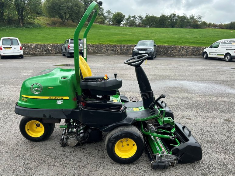 John Deere 2500E Greens Mower