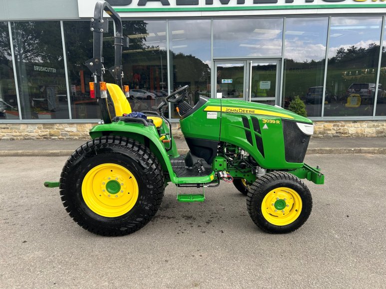John Deere 3039R Compact Tractor