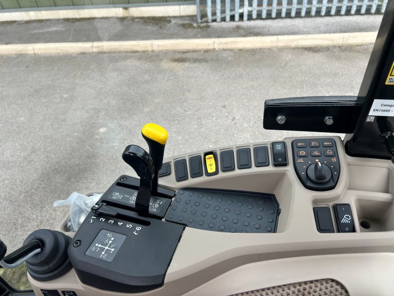 John Deere 3046R Compact Tractor 