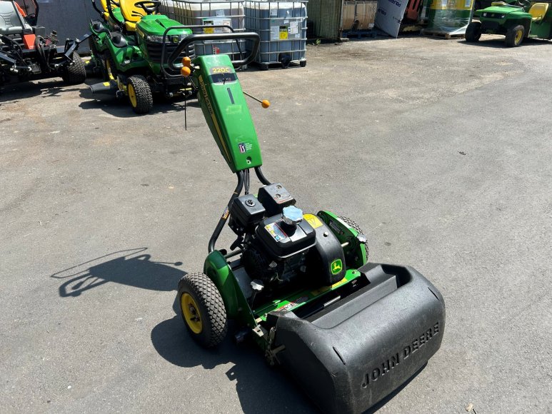 John Deere 220C Pedestrian Greens Mower 