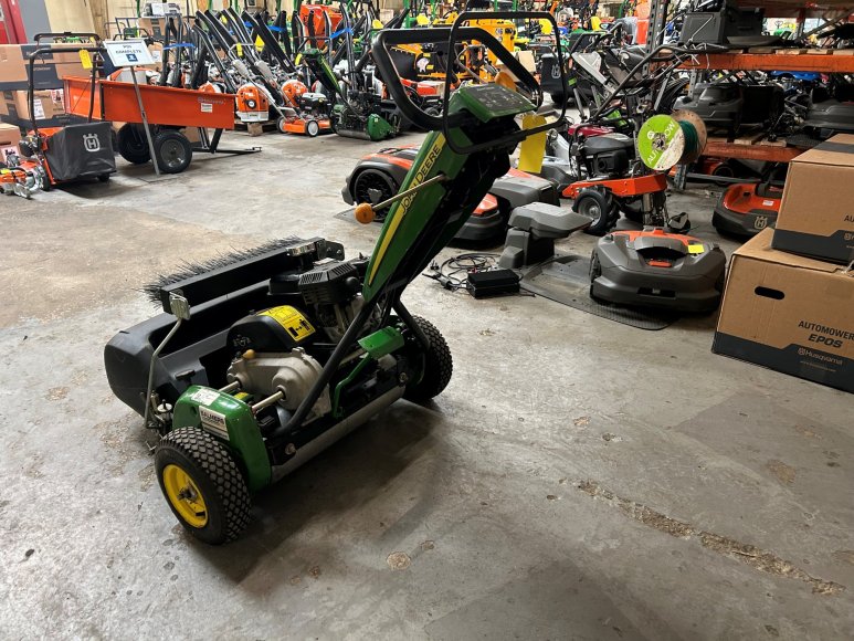 John Deere 220C Pedestrian Greens Mower 