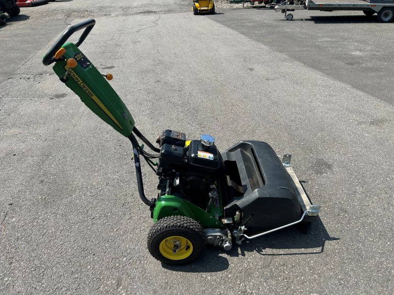 John Deere 220C Pedestrian Greens Mower 