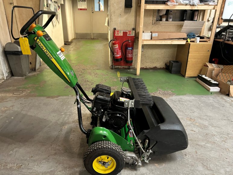 John Deere 220C Pedestrian Greens Mower 