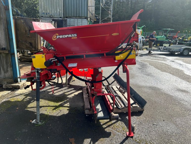 Tycrop Propass 200 Top Dresser