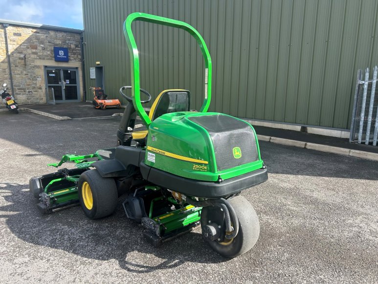 John Deere 2500E Greens Mower