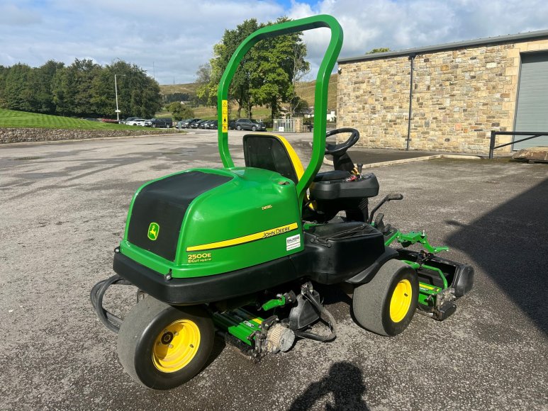 John Deere 2500E Greens Mower