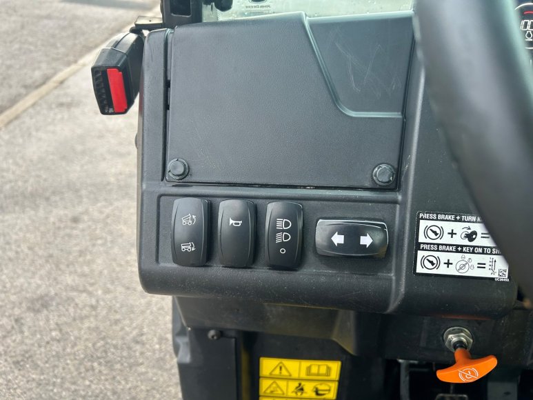 John Deere XUV865M Utility Vehicle 