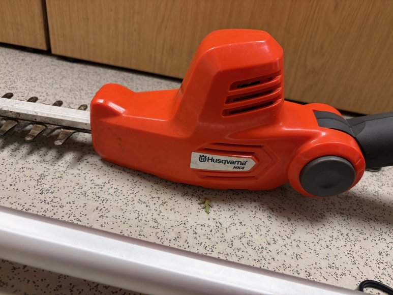 Husqvarna 120iTK4-PK long-reach 2-in-1 hedge trimmer / pole pruner with battery & charger