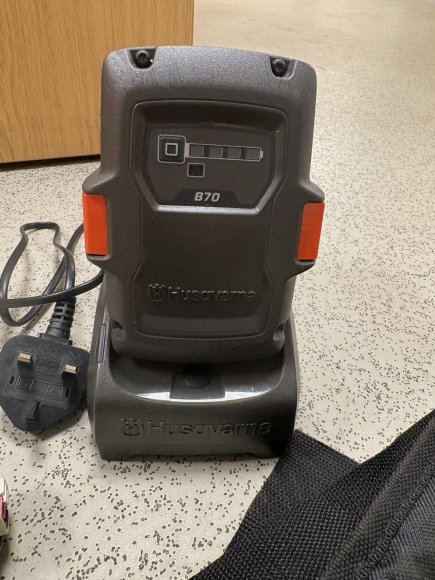 Husqvarna 120iTK4-PK long-reach 2-in-1 hedge trimmer / pole pruner with battery & charger