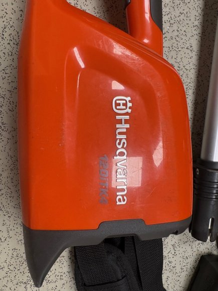 Husqvarna 120iTK4-PK long-reach 2-in-1 hedge trimmer / pole pruner with battery & charger