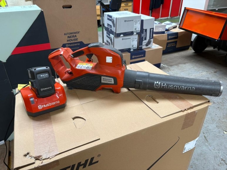 Husqvarna 525iB Battery Blower with battery & charger