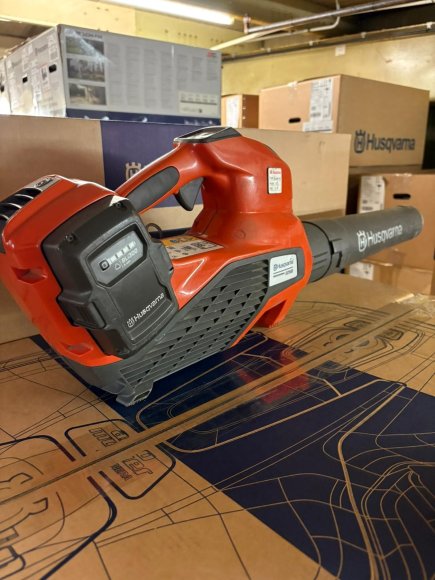 Husqvarna 525iB Battery Blower with battery & charger