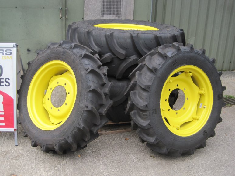 John Deere Wheels&tyres for a 5075E