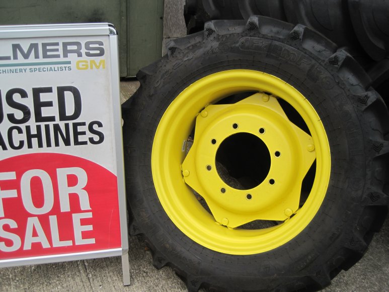 John Deere Wheels&tyres for a 5075E Balmers GM Ltd
