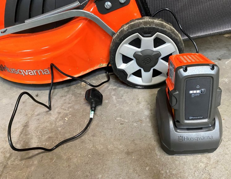 Husqvarna LC 141i battery lawnmower