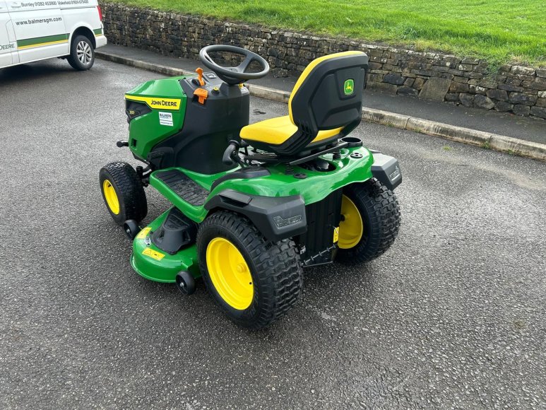 John Deere X167 Ride-On Mower