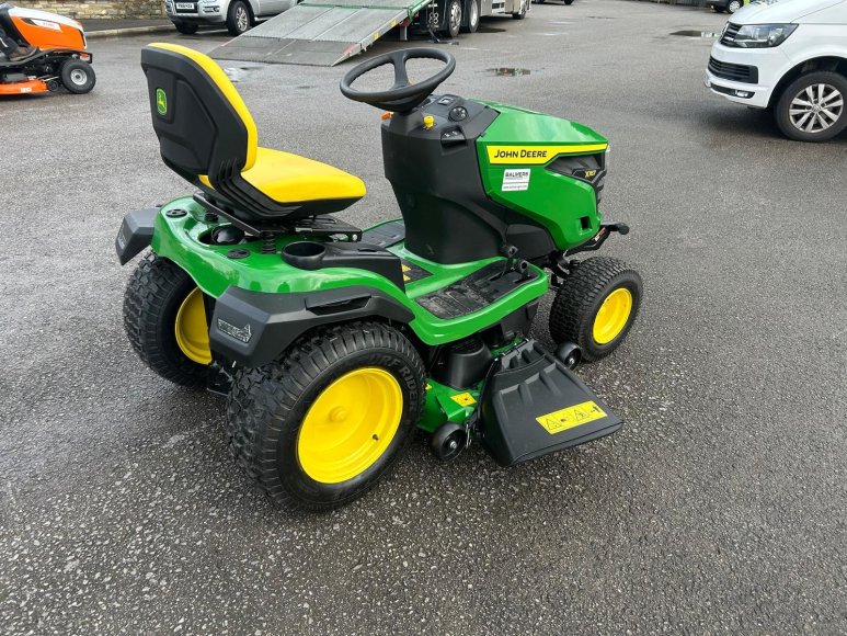 John Deere X167 Ride-On Mower