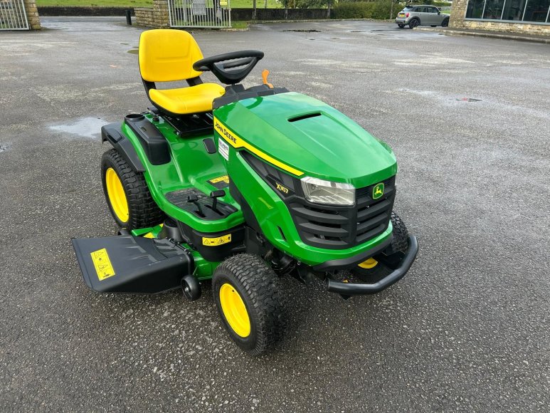 John Deere X167 Ride-On Mower