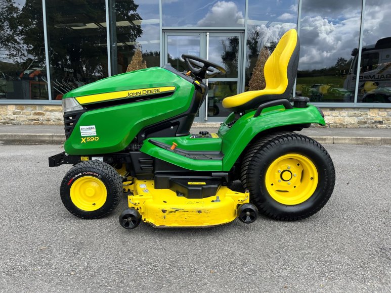 John Deere X590 Ride on Lawnmower