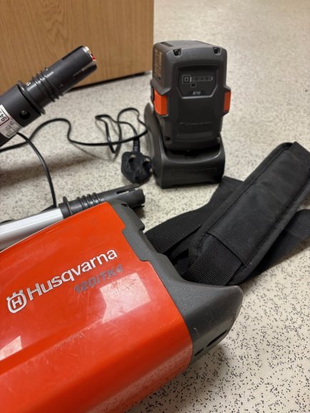 Husqvarna 120iTK4-PK long-reach 2-in-1 hedge trimmer / pole pruner with battery & charger